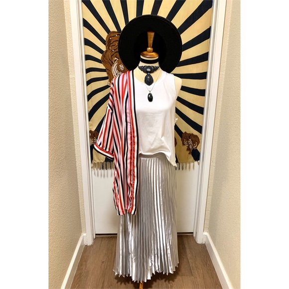 π Stylish modern distressed top - Picture 7 of 9